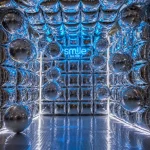 Mirror Room Photo Booth με Chrome Μπαλόνια | Ifaistos Fireworks