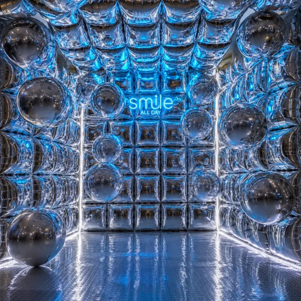 Mirror Room Photo Booth με Chrome Μπαλόνια | Ifaistos Fireworks